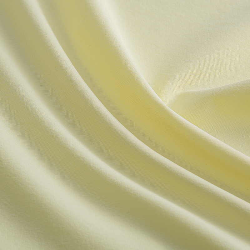 Comment s’appelle le tissu extensible brillant ?